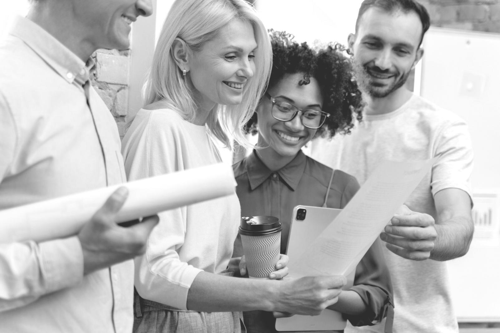 Sesión de mentoría individual donde instructor y estudiante revisan técnicas de composición
